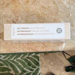 Neora Self Tanning Sculpting Foam - White and Tan